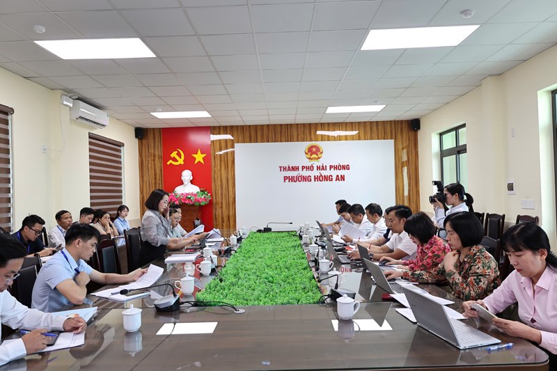 100% hồ sơ thủ tục hành chính của phường Hồng An được xử lý trước và đúng hạn